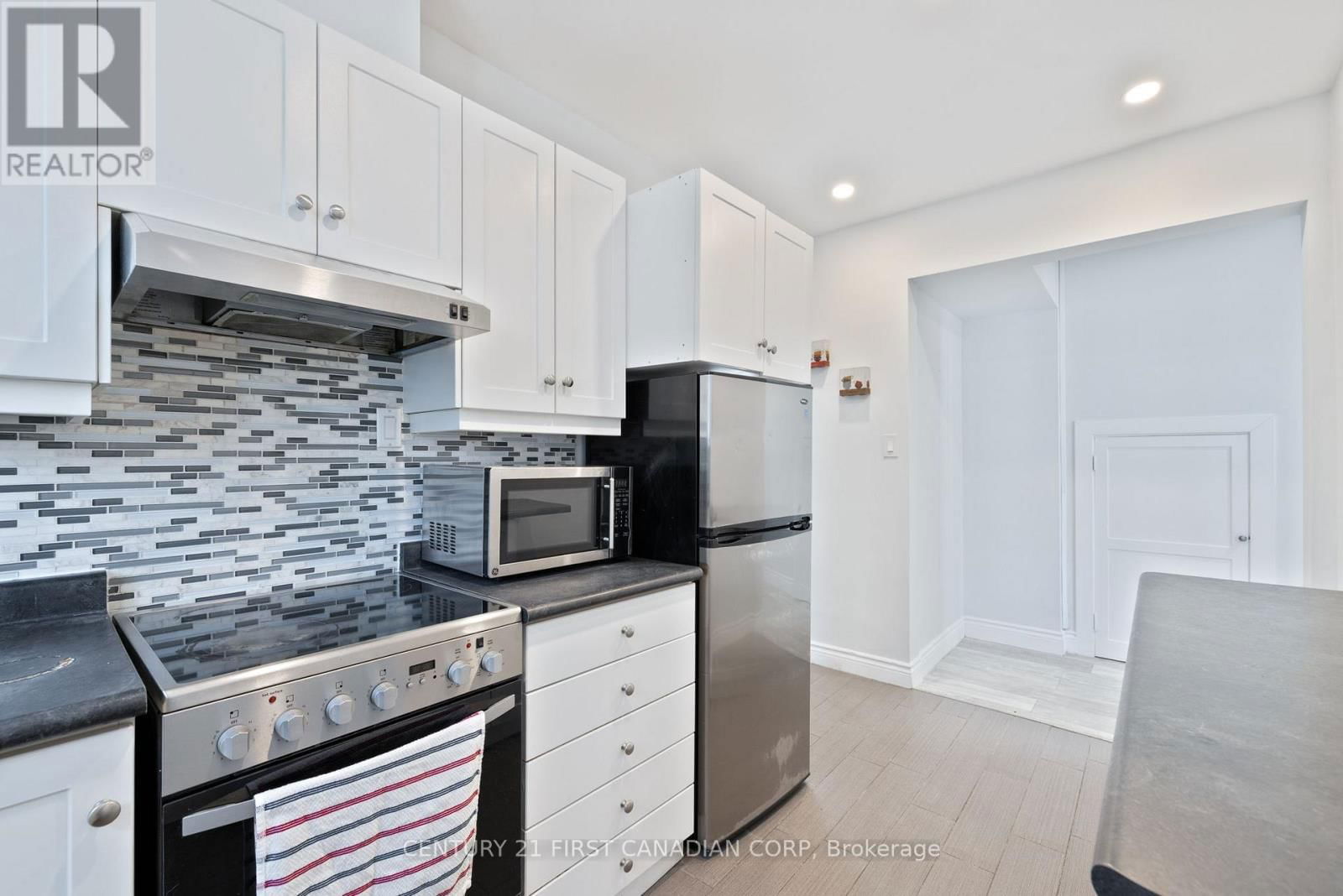 389 DUFFERIN AVENUE Image 11