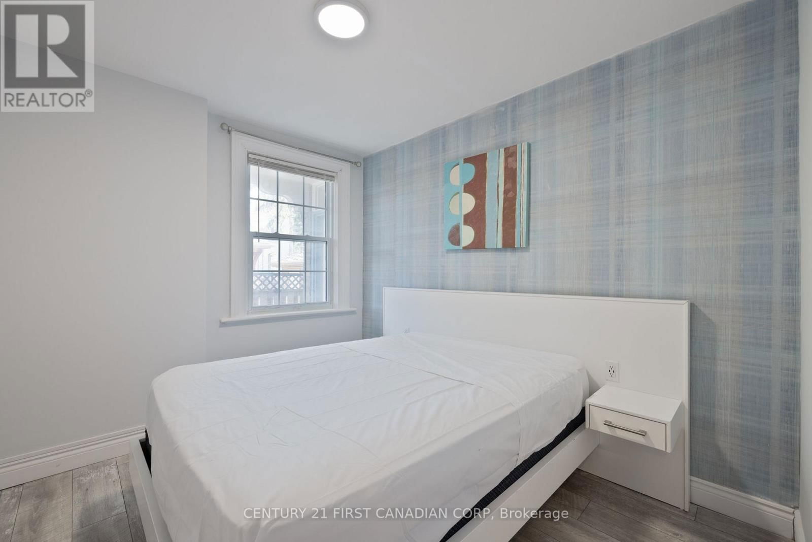 389 DUFFERIN AVENUE Image 12