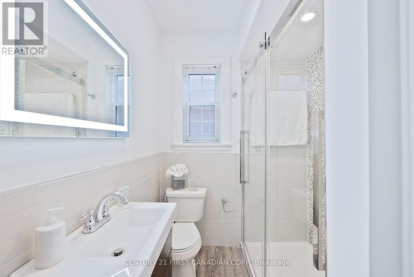 389 DUFFERIN AVENUE Image 14