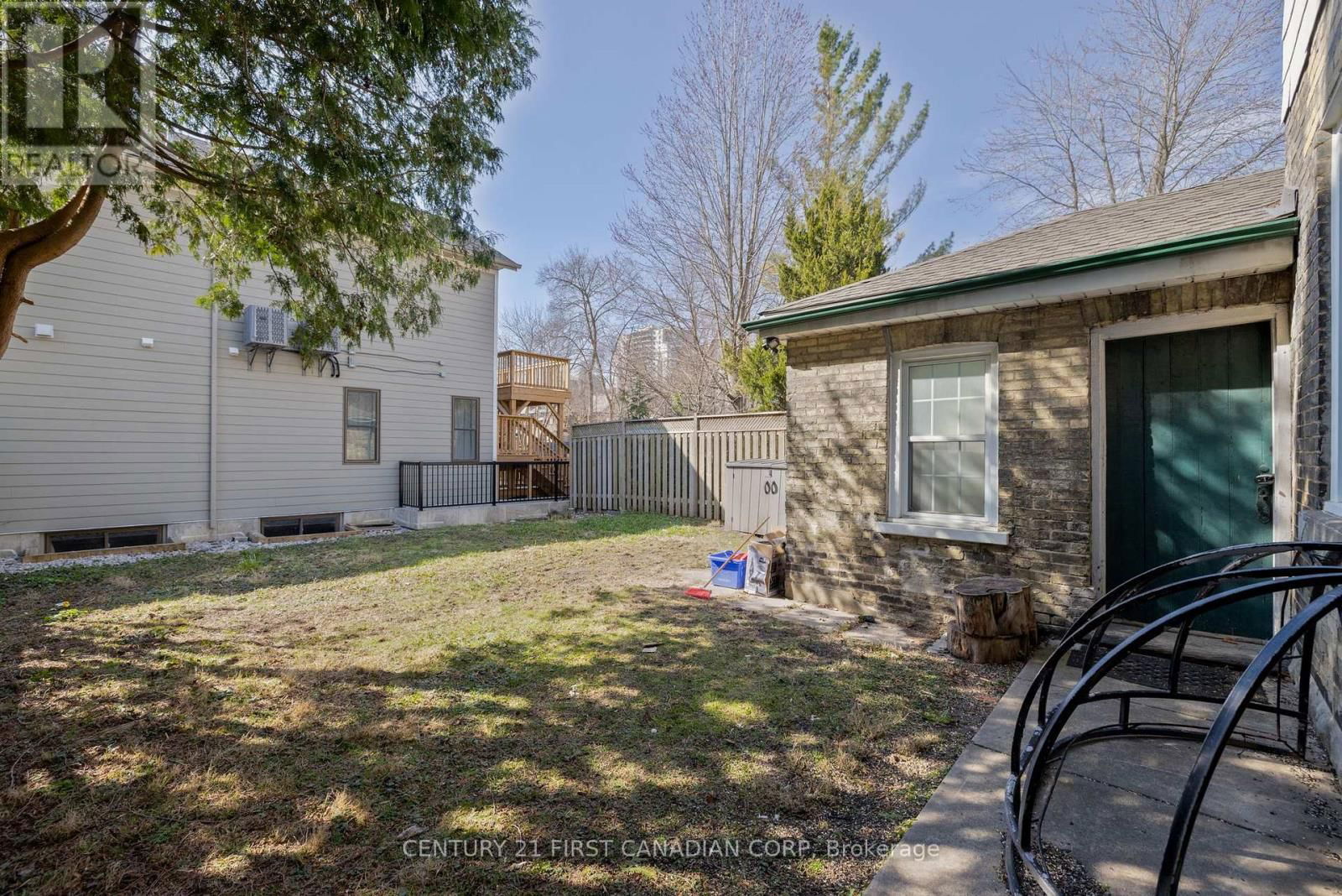 389 DUFFERIN AVENUE Image 22