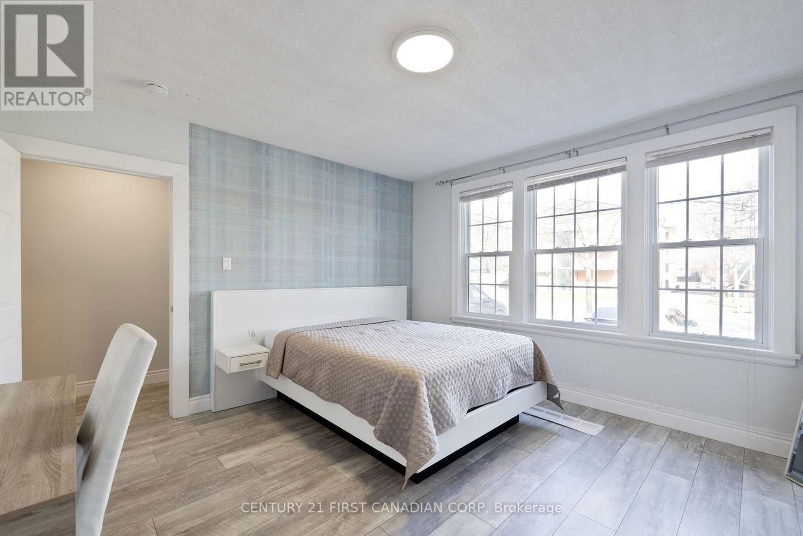 389 DUFFERIN AVENUE Image 6