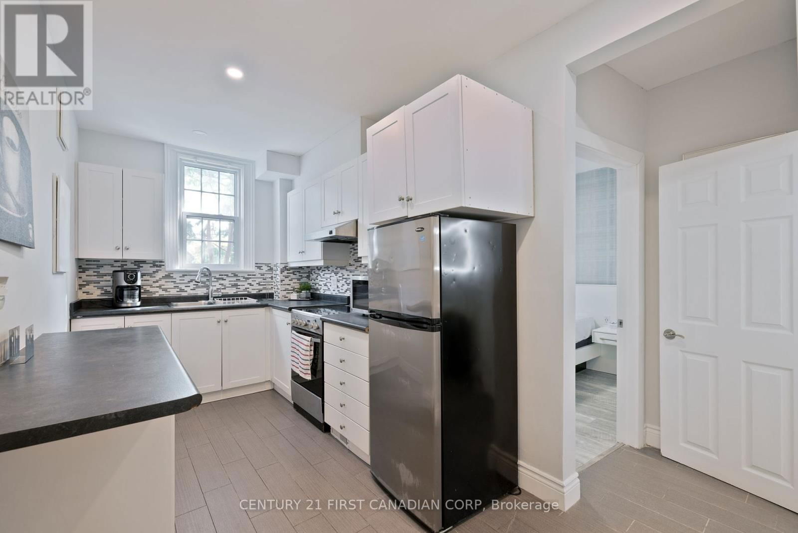 389 DUFFERIN AVENUE Image 9