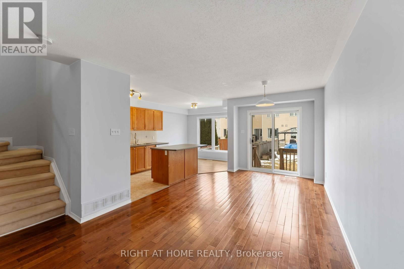 421 HILLSBORO Image 2