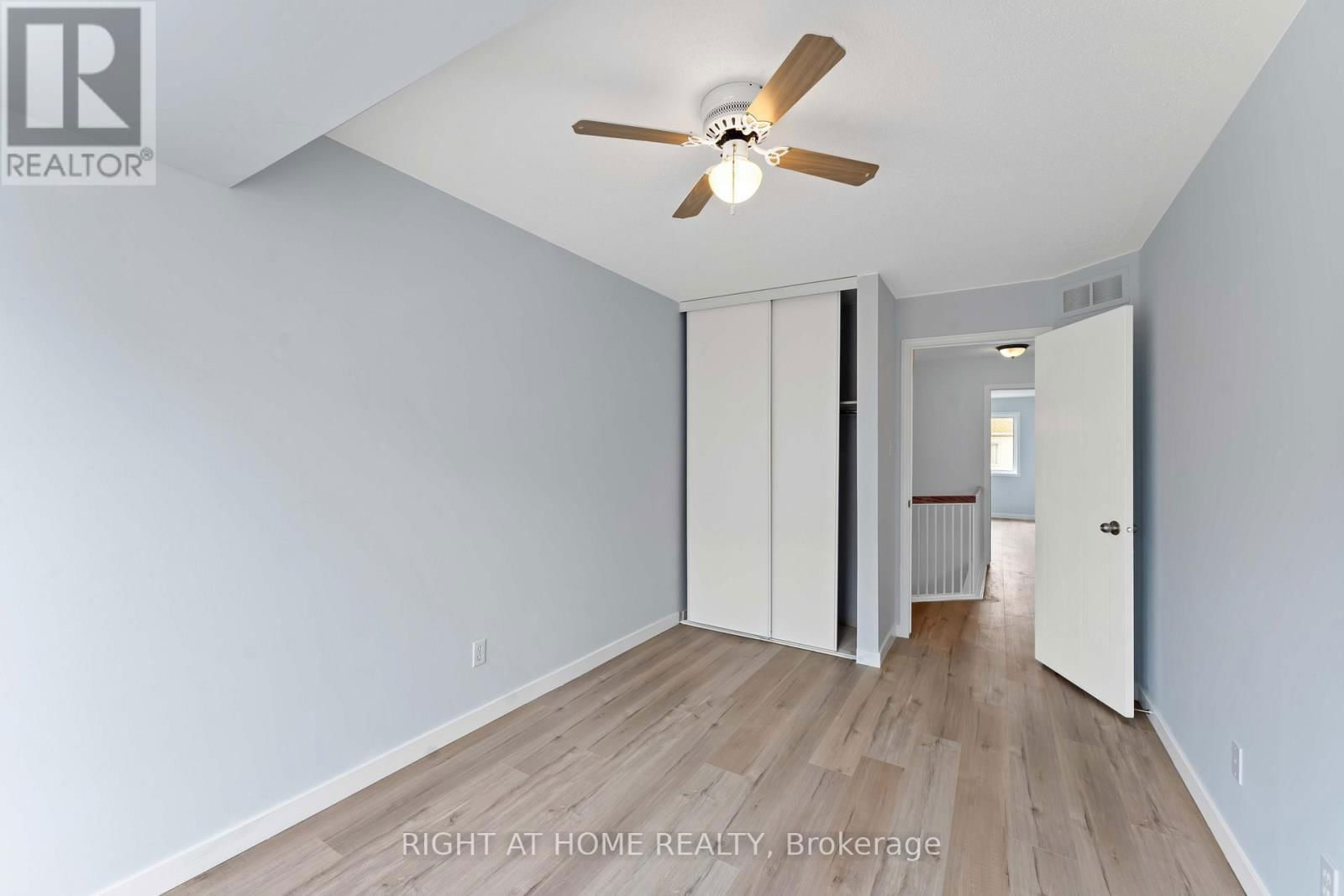 421 HILLSBORO Image 21