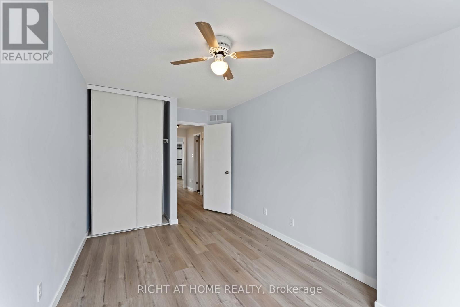421 HILLSBORO Image 22
