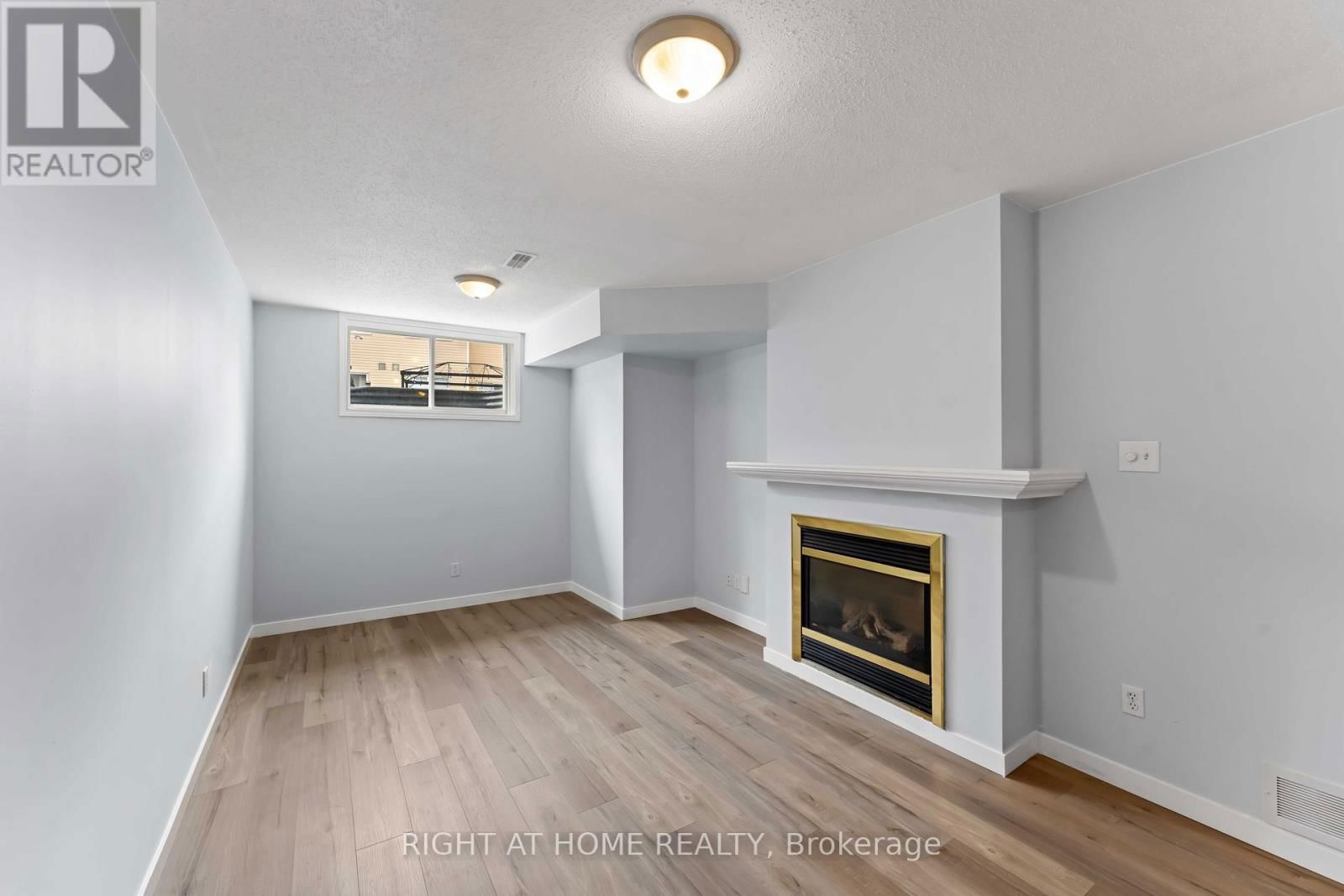 421 HILLSBORO Image 23