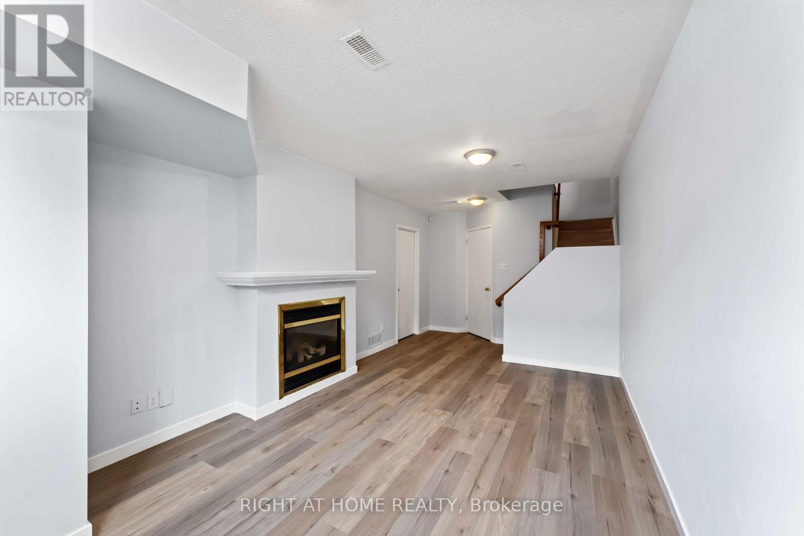 421 HILLSBORO Image 24