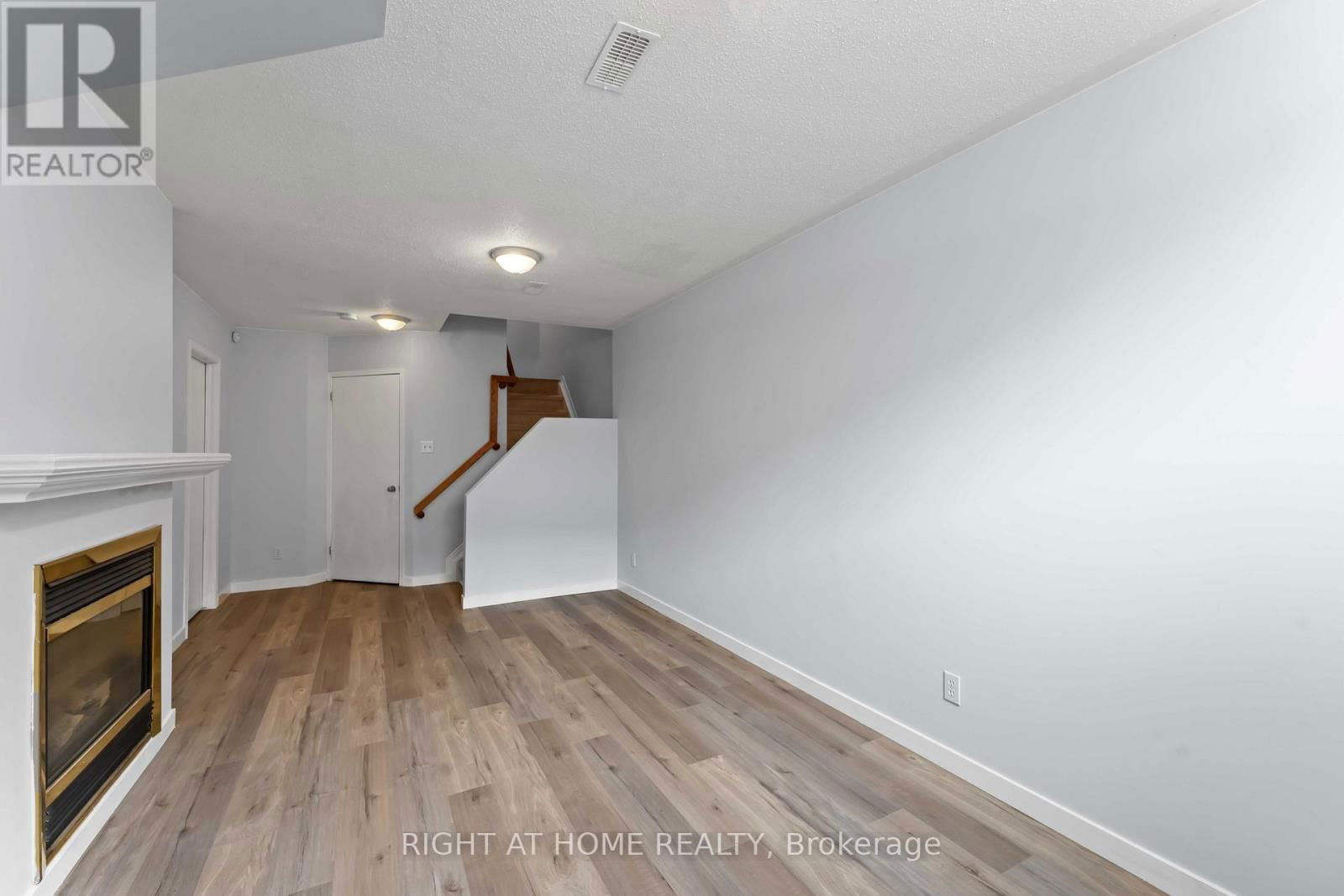 421 HILLSBORO Image 25