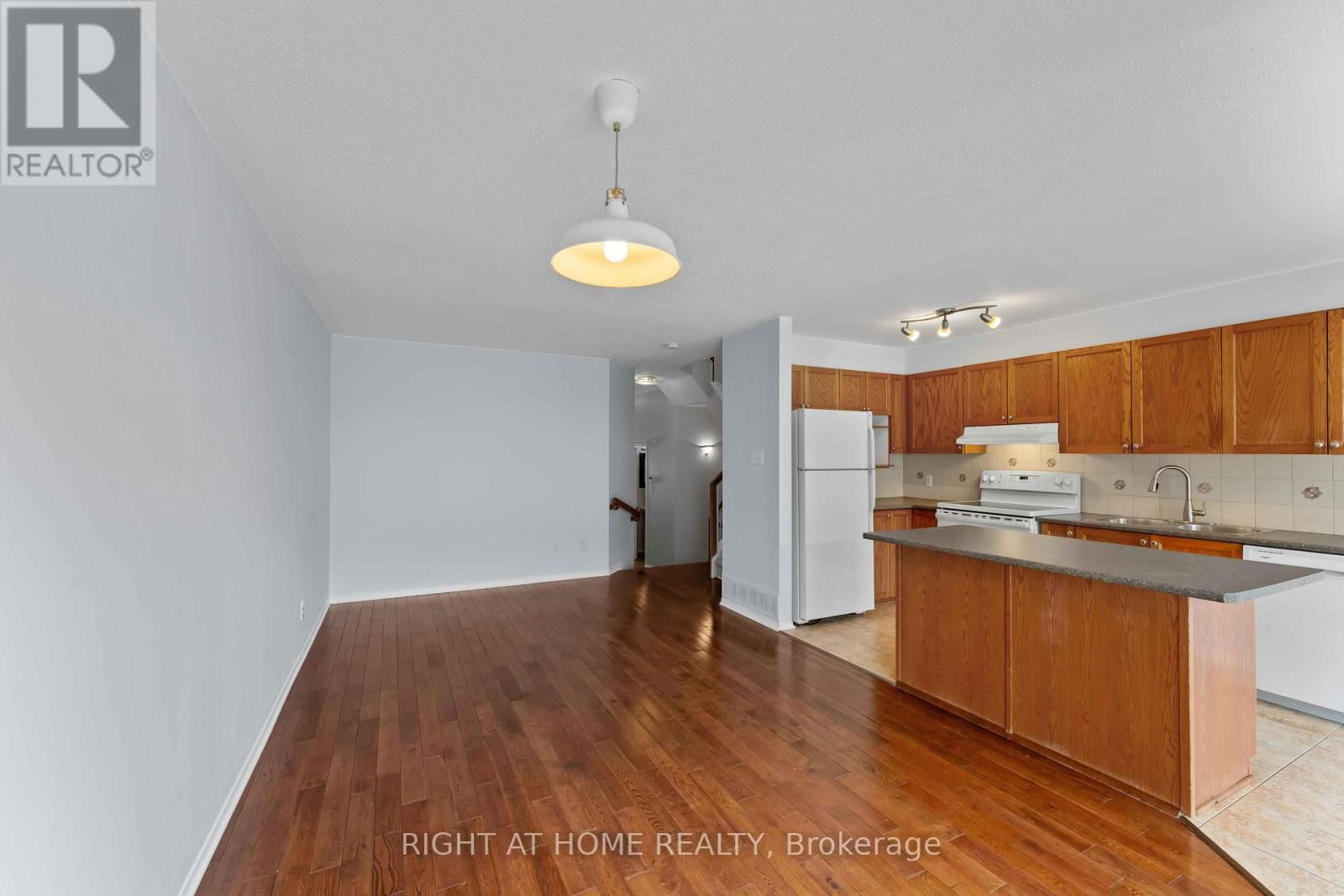 421 HILLSBORO Image 4