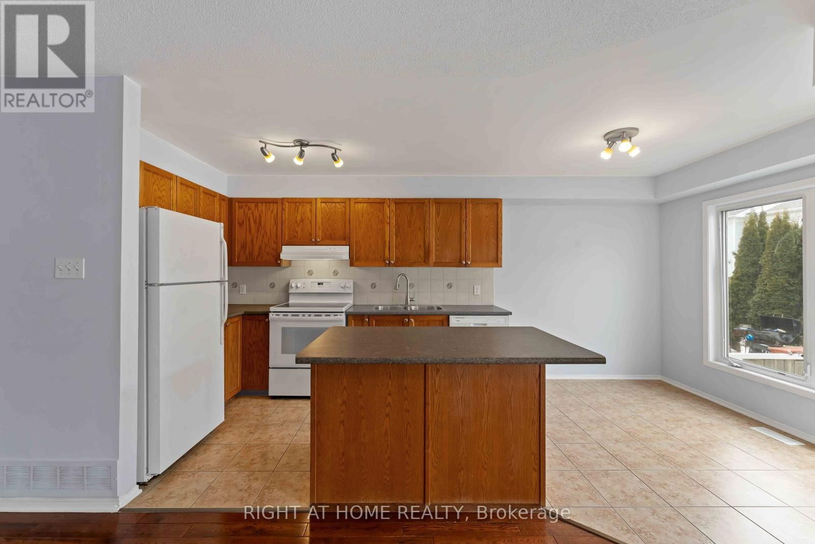 421 HILLSBORO Image 8