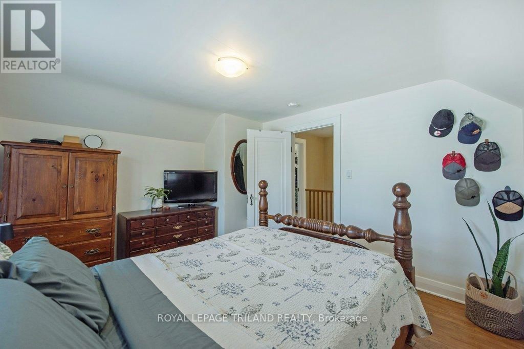 165 DELATRE STREET WEST Image 13