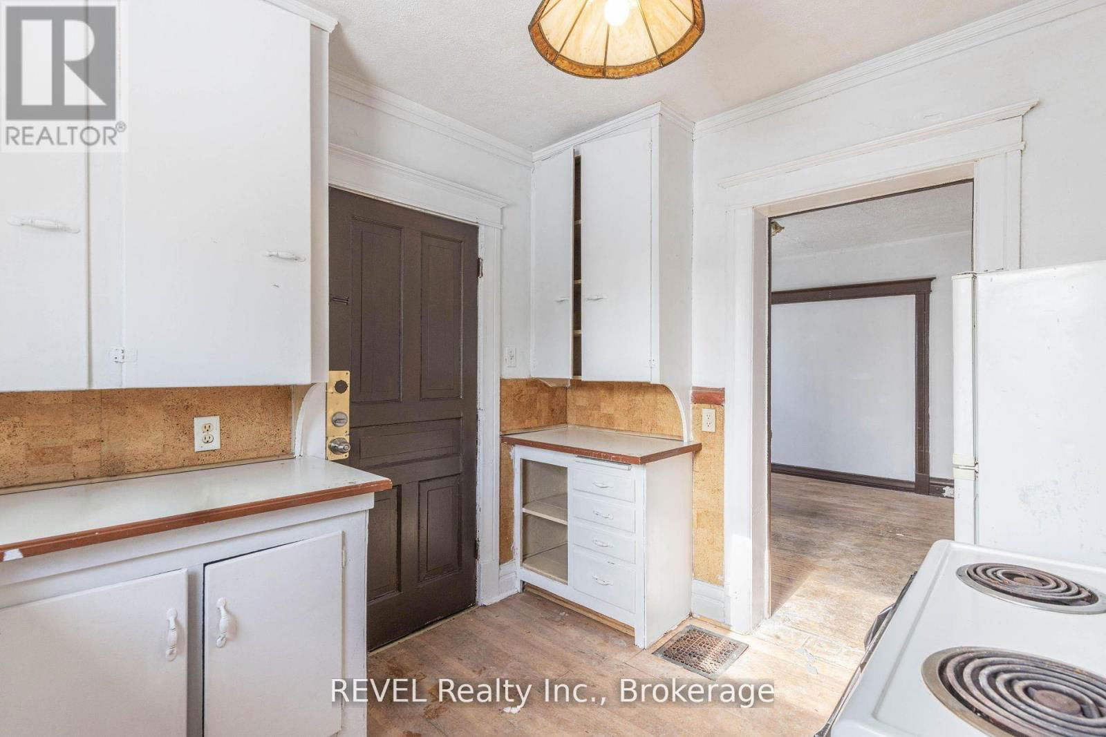 92 1/2 WELLAND AVENUE Image 7