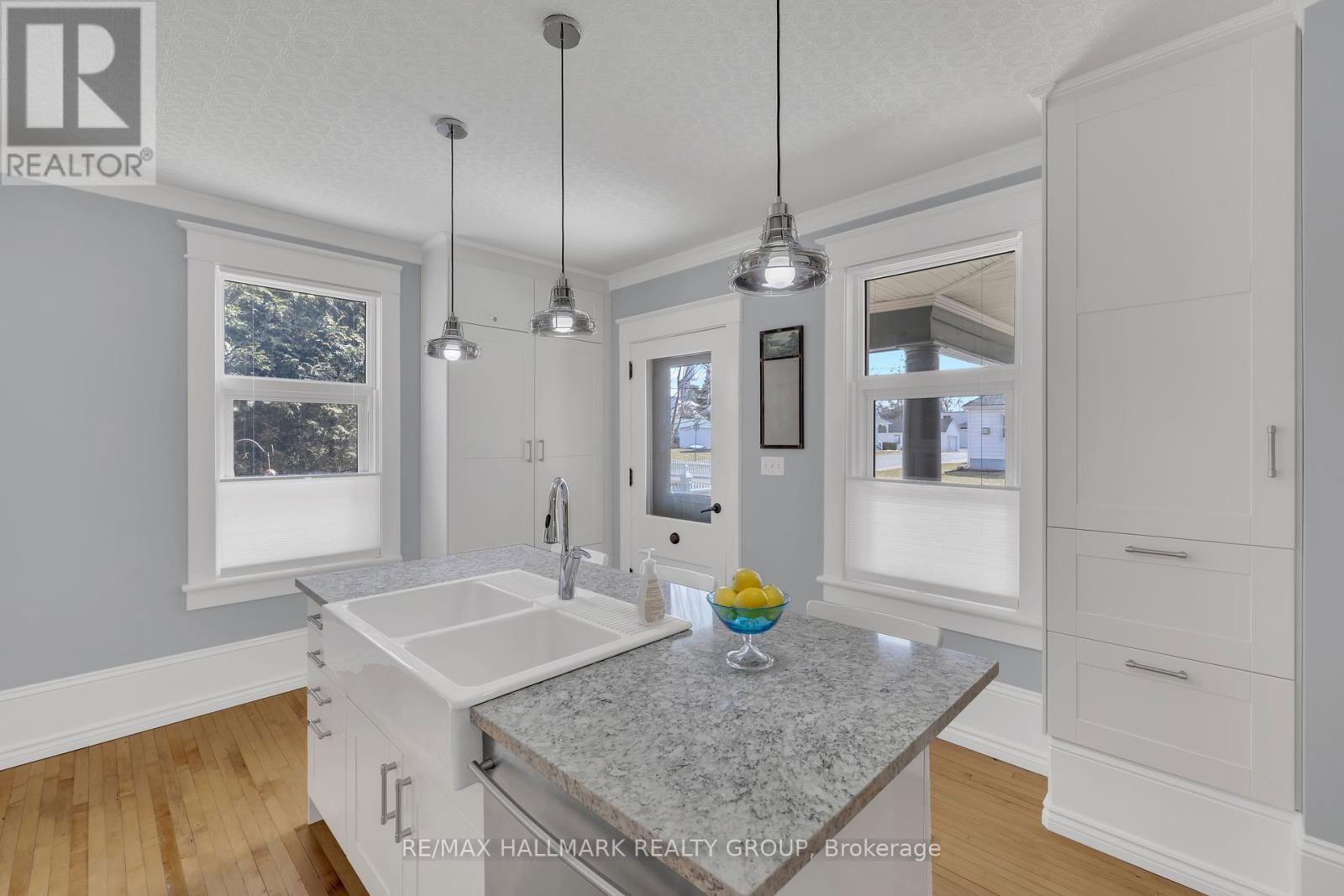 215 THOMAS STREET Image 20