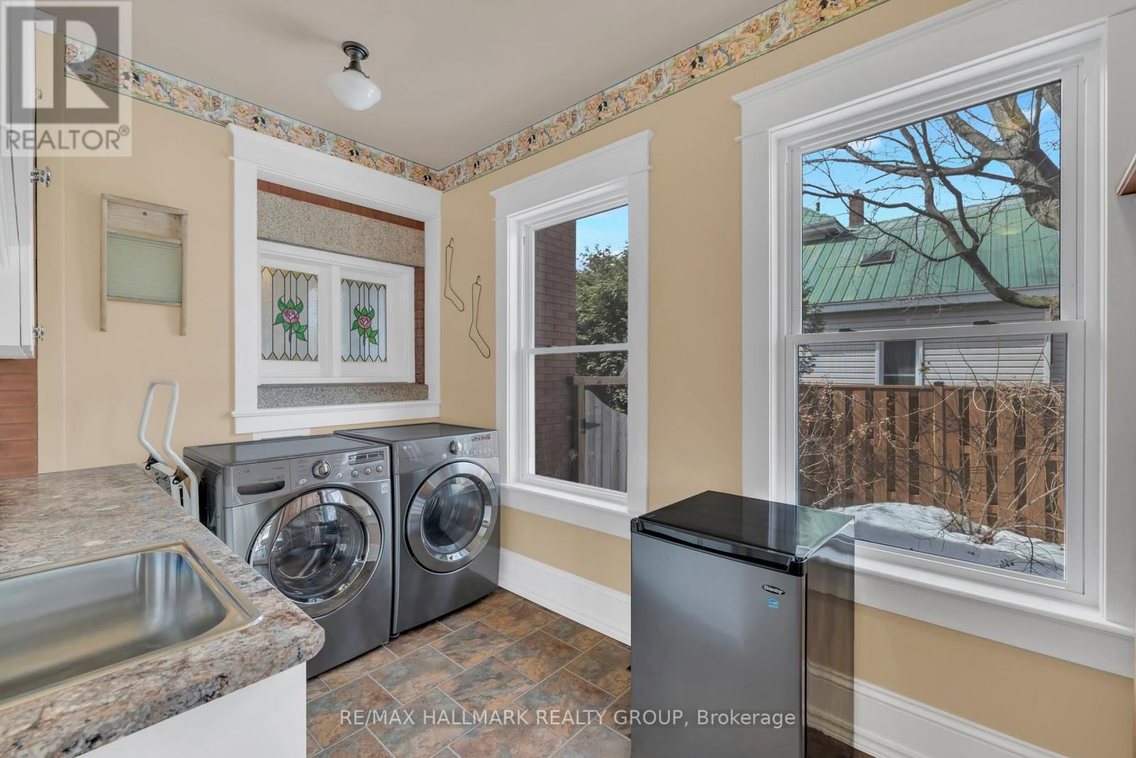 215 THOMAS STREET Image 24