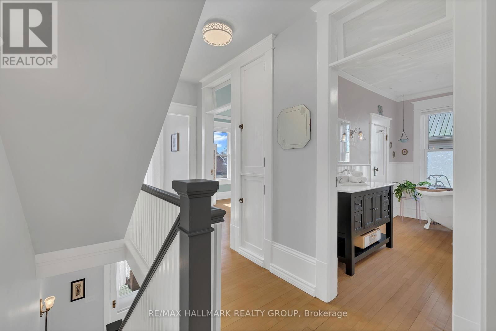 215 THOMAS STREET Image 31