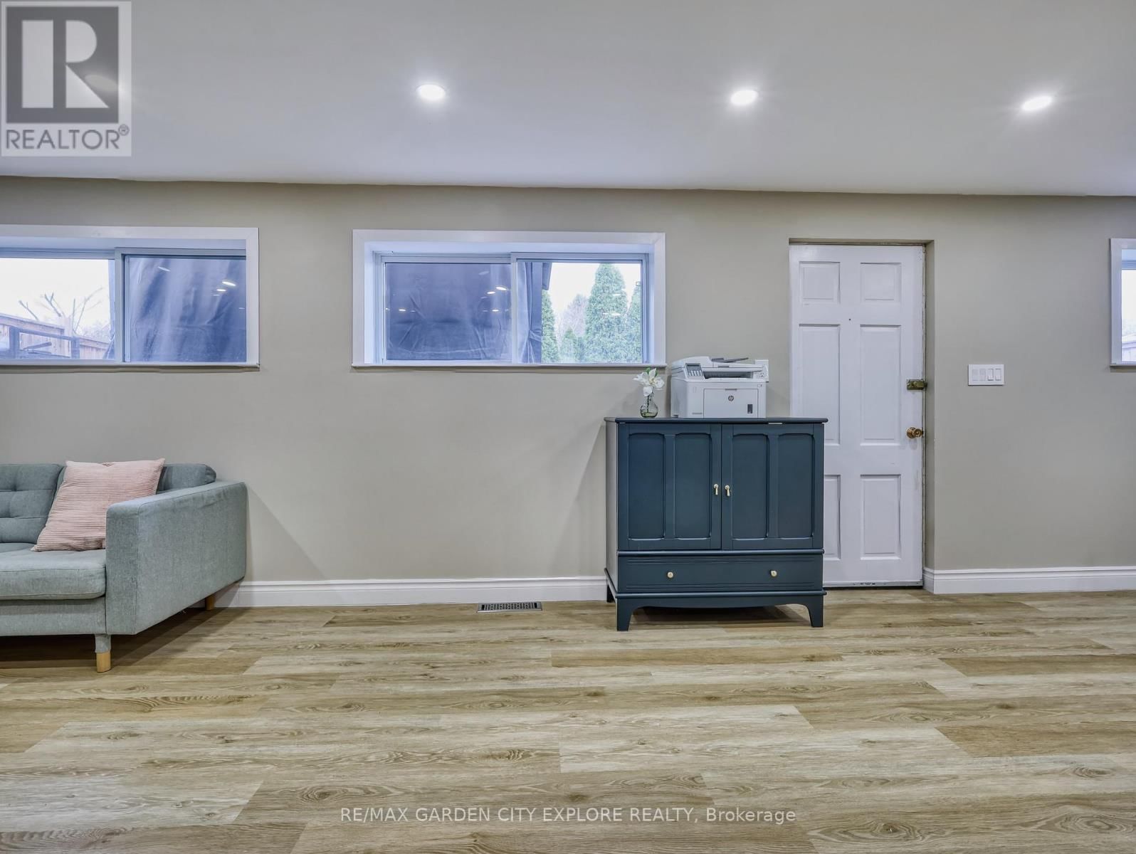 12 FRONTENAC DRIVE Image 28