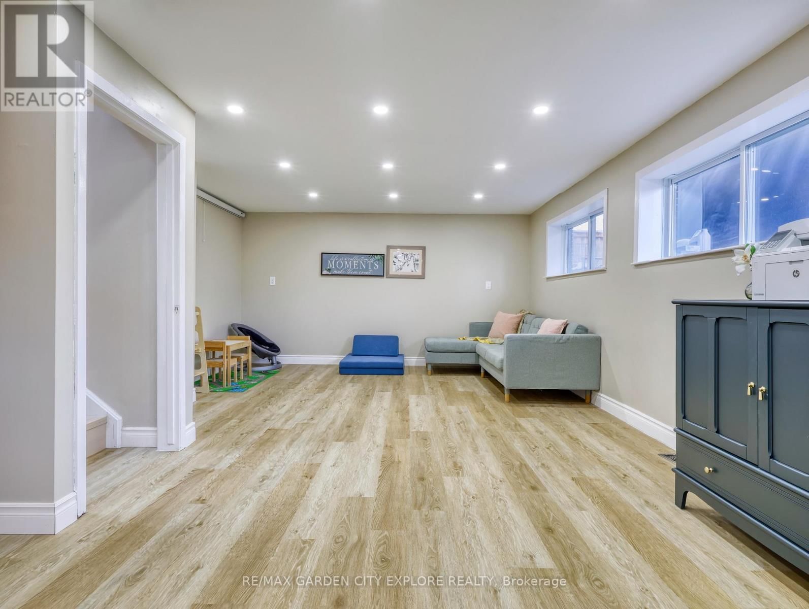 12 FRONTENAC DRIVE Image 29