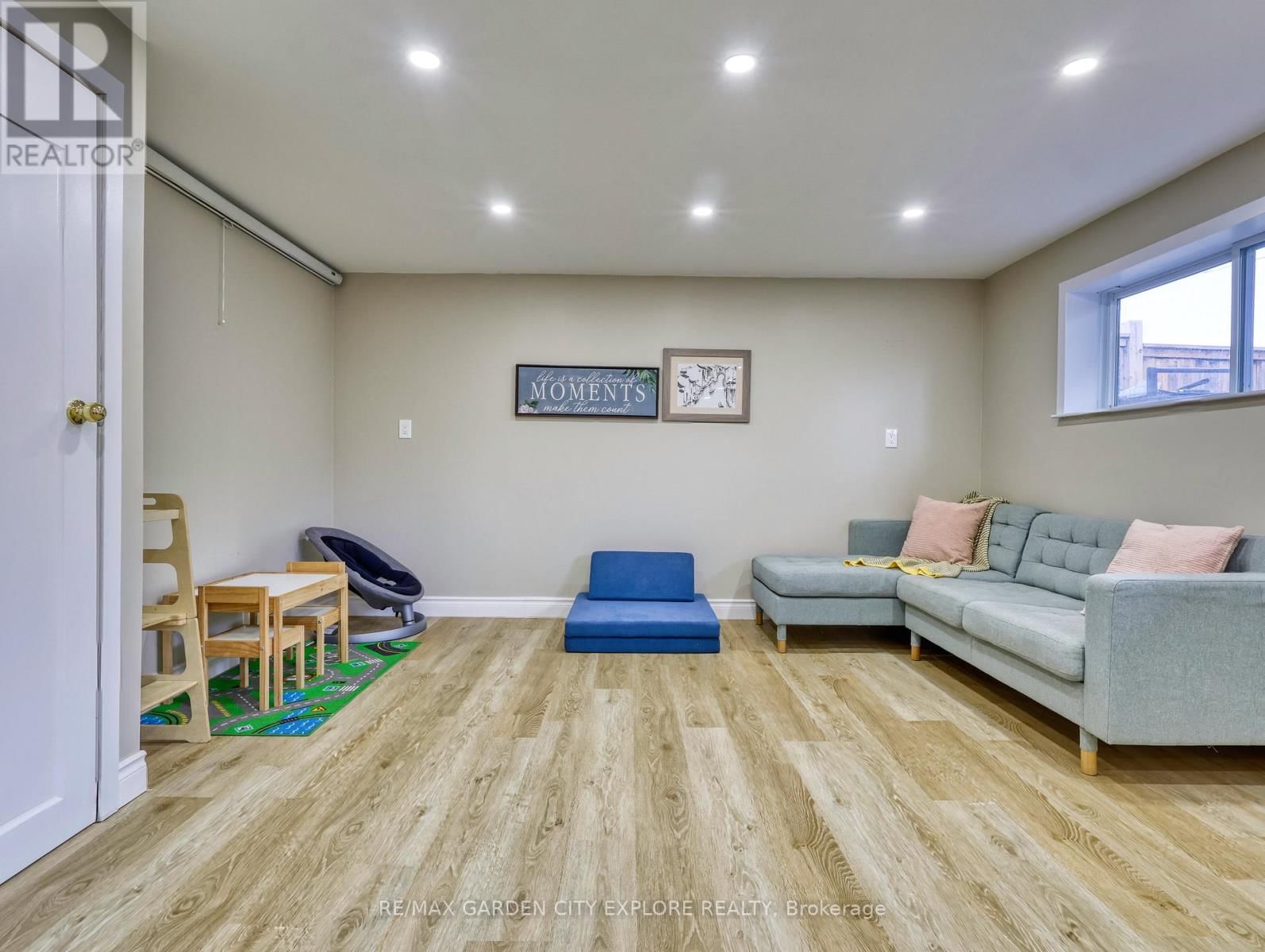 12 FRONTENAC DRIVE Image 30