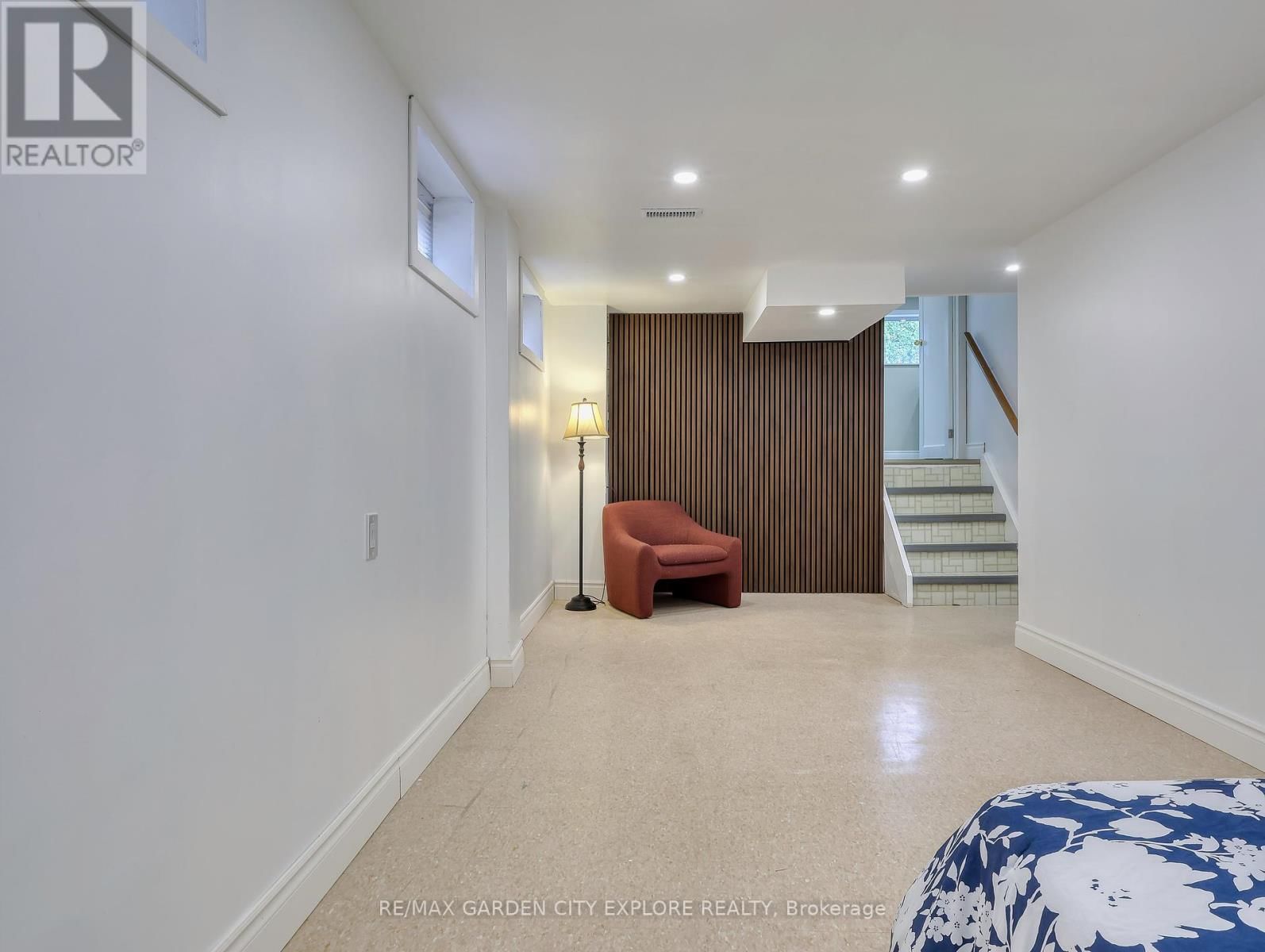 12 FRONTENAC DRIVE Image 37