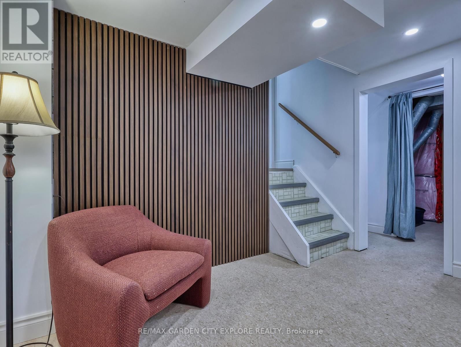 12 FRONTENAC DRIVE Image 38
