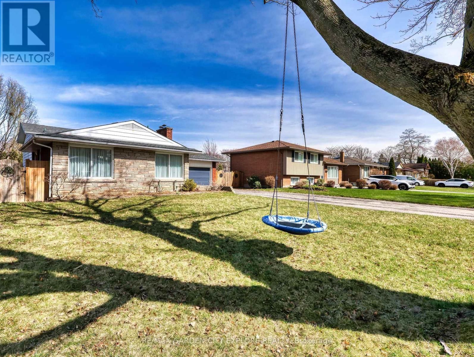 12 FRONTENAC DRIVE Image 4