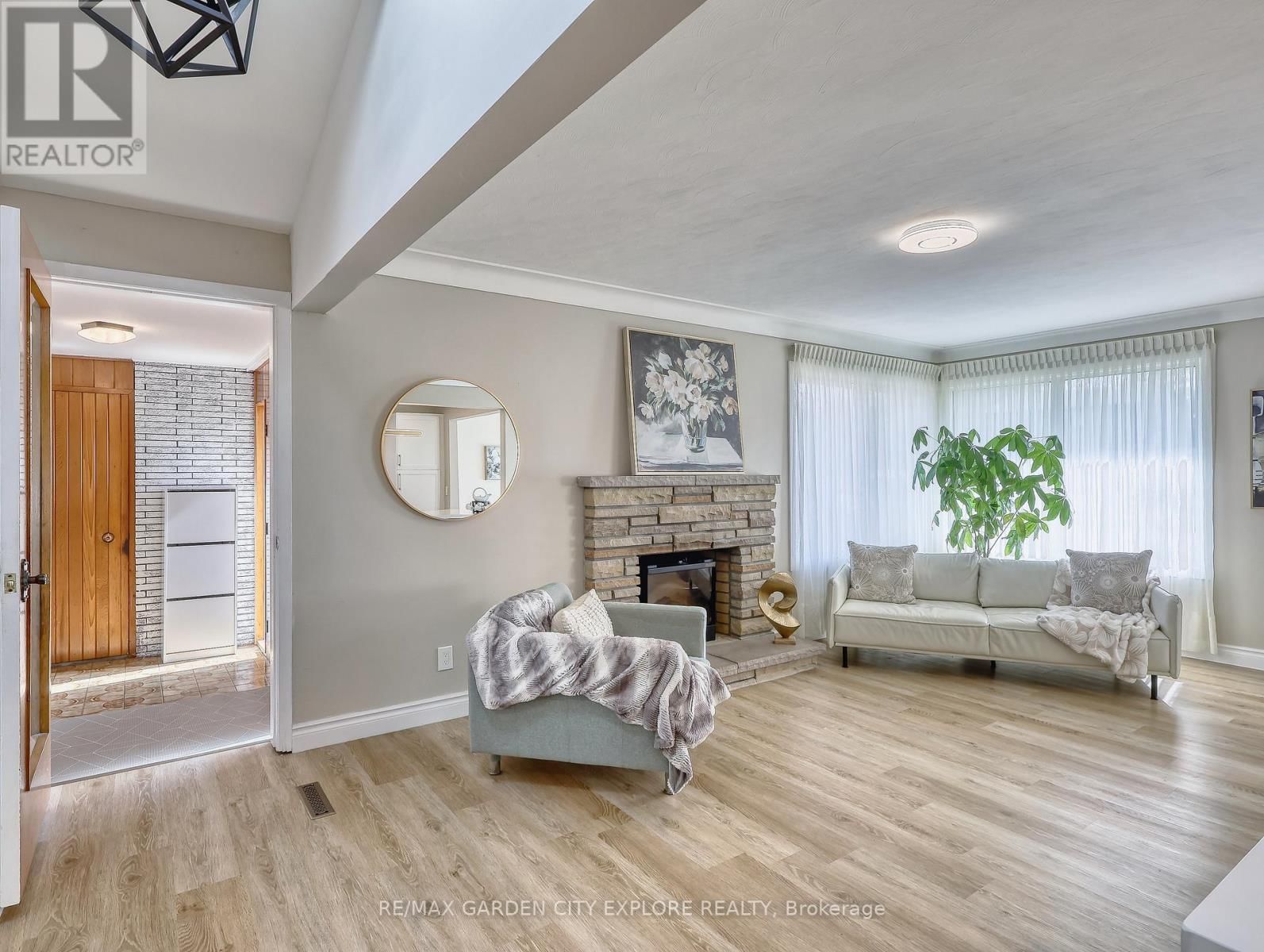 12 FRONTENAC DRIVE Image 9