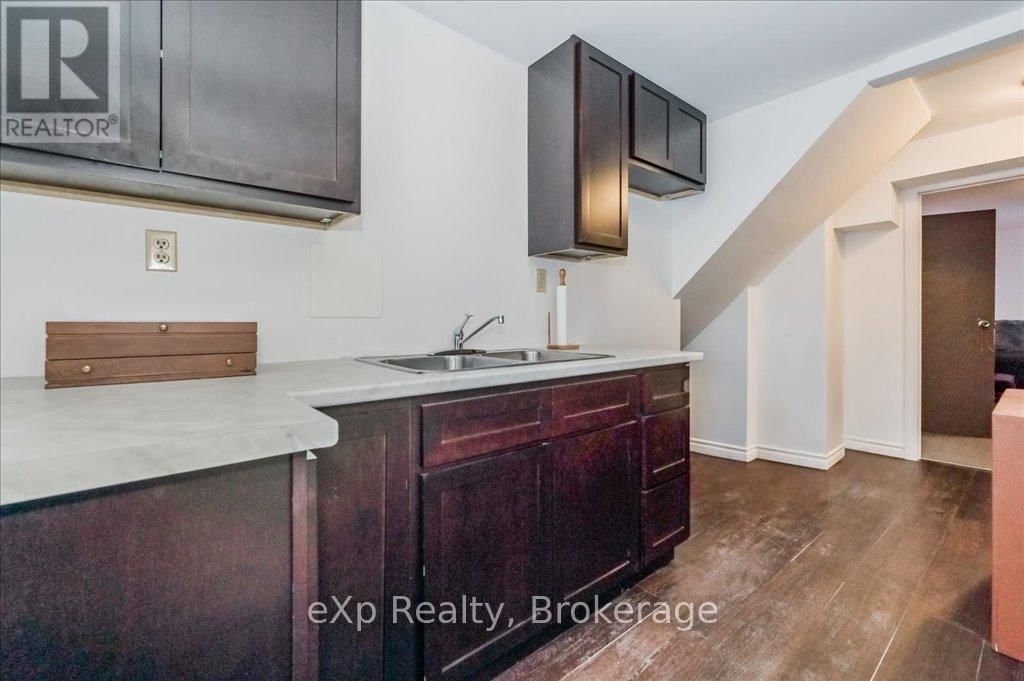 260 STRATHALLAN STREET Image 29