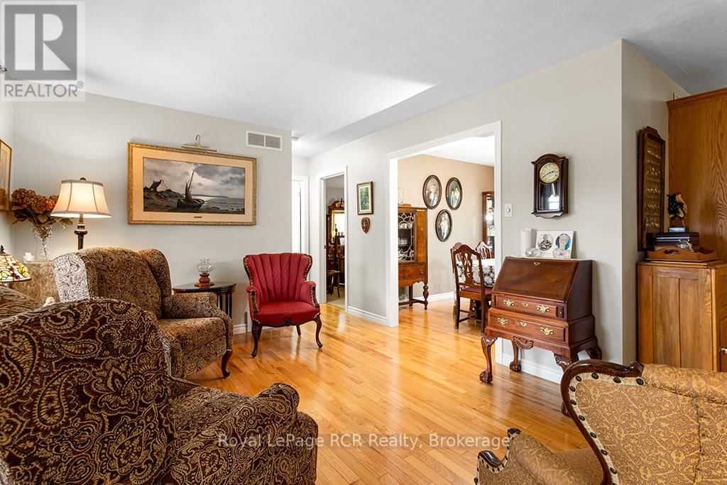 107 MAPLE RIDGE CRESCENT Image 10
