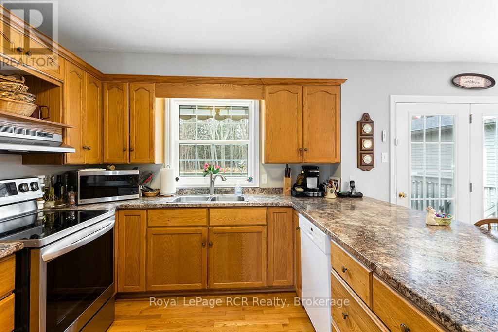 107 MAPLE RIDGE CRESCENT Image 11
