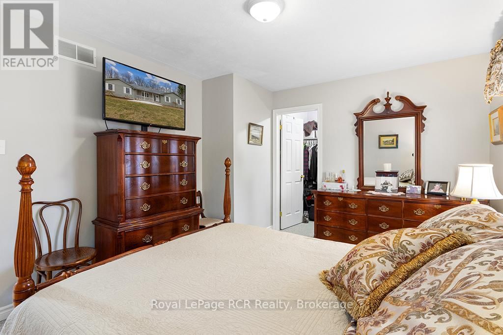 107 MAPLE RIDGE CRESCENT Image 18