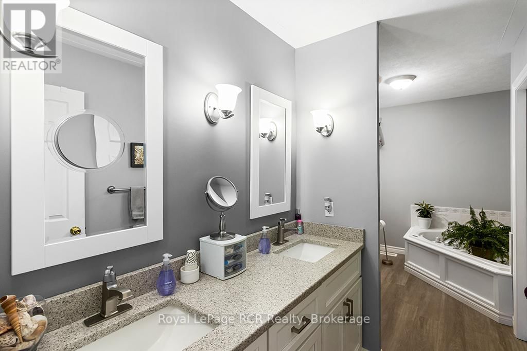 107 MAPLE RIDGE CRESCENT Image 22