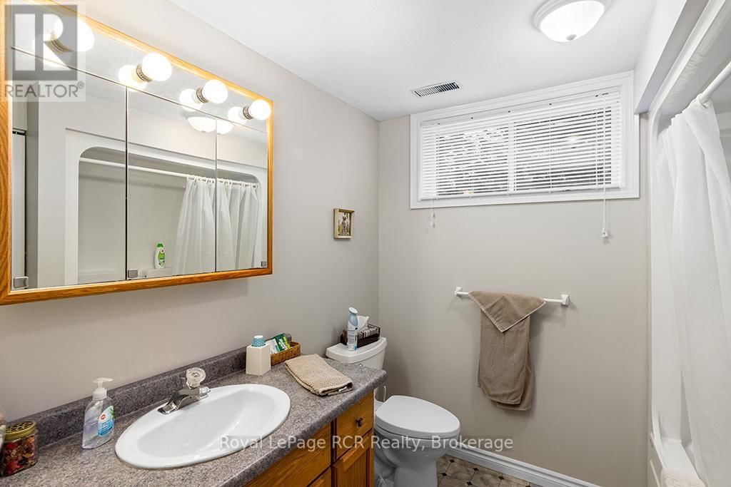 107 MAPLE RIDGE CRESCENT Image 32