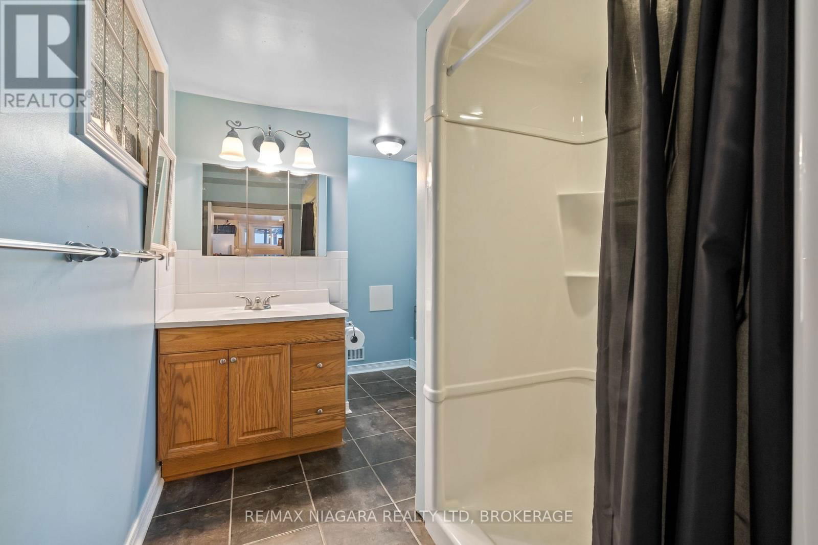 477 BELL STREET Image 23