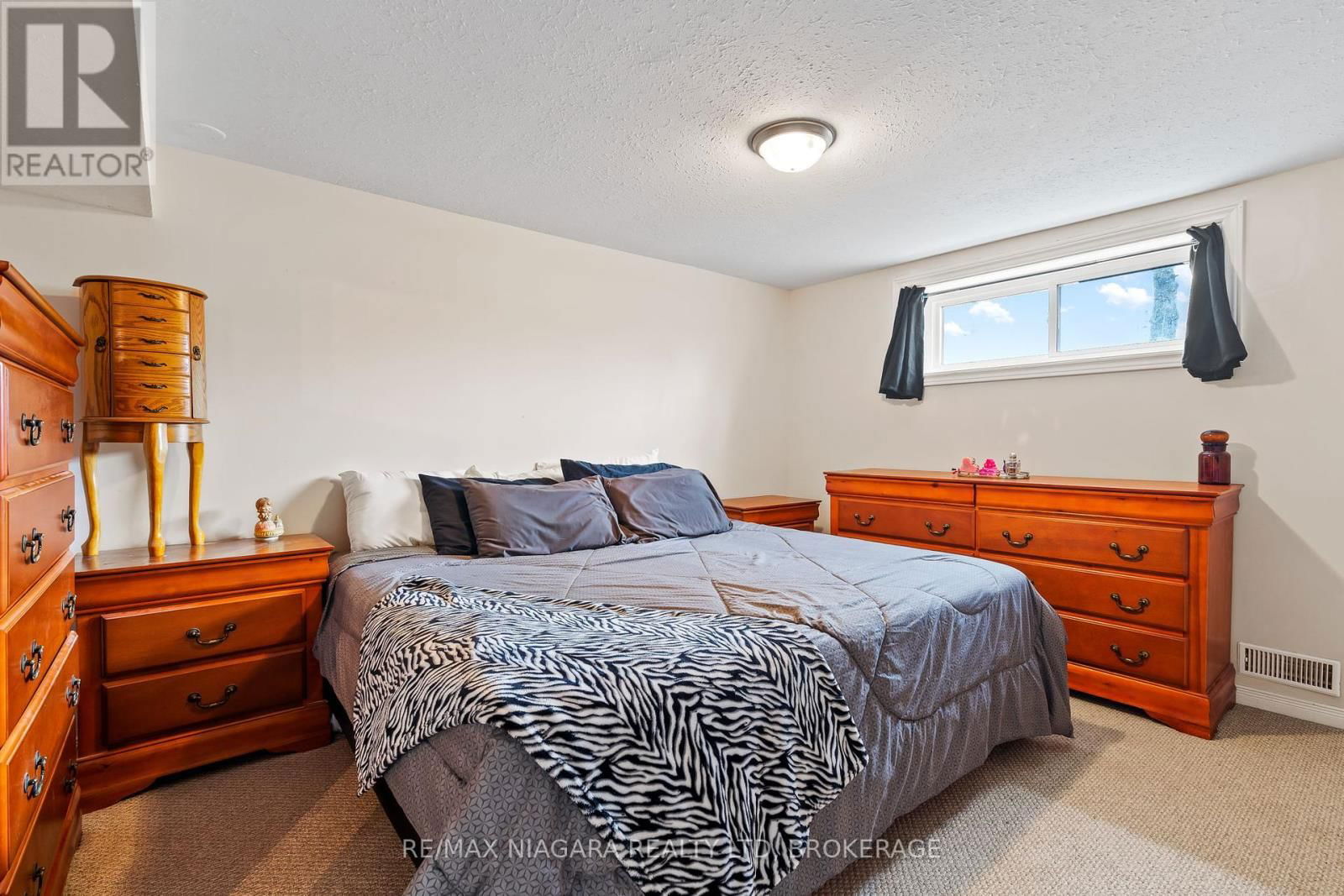477 BELL STREET Image 24