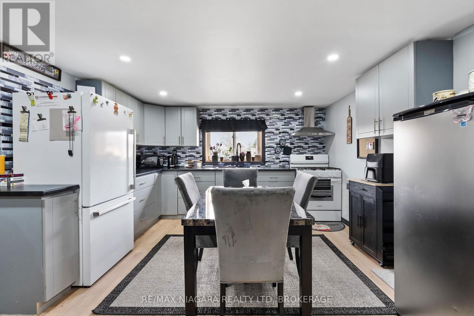 477 BELL STREET Image 32