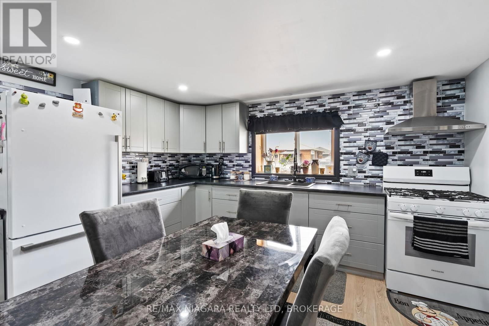 477 BELL STREET Image 33