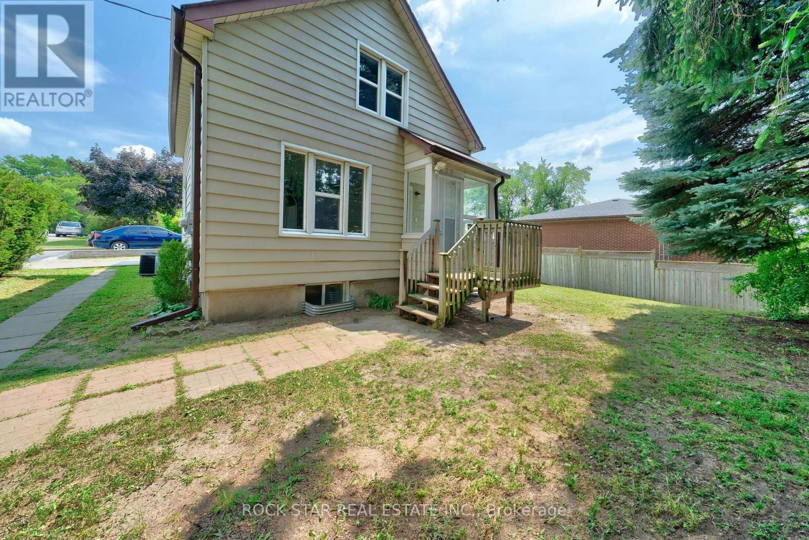 227 FAIRWAY ROAD NORTH Image 12