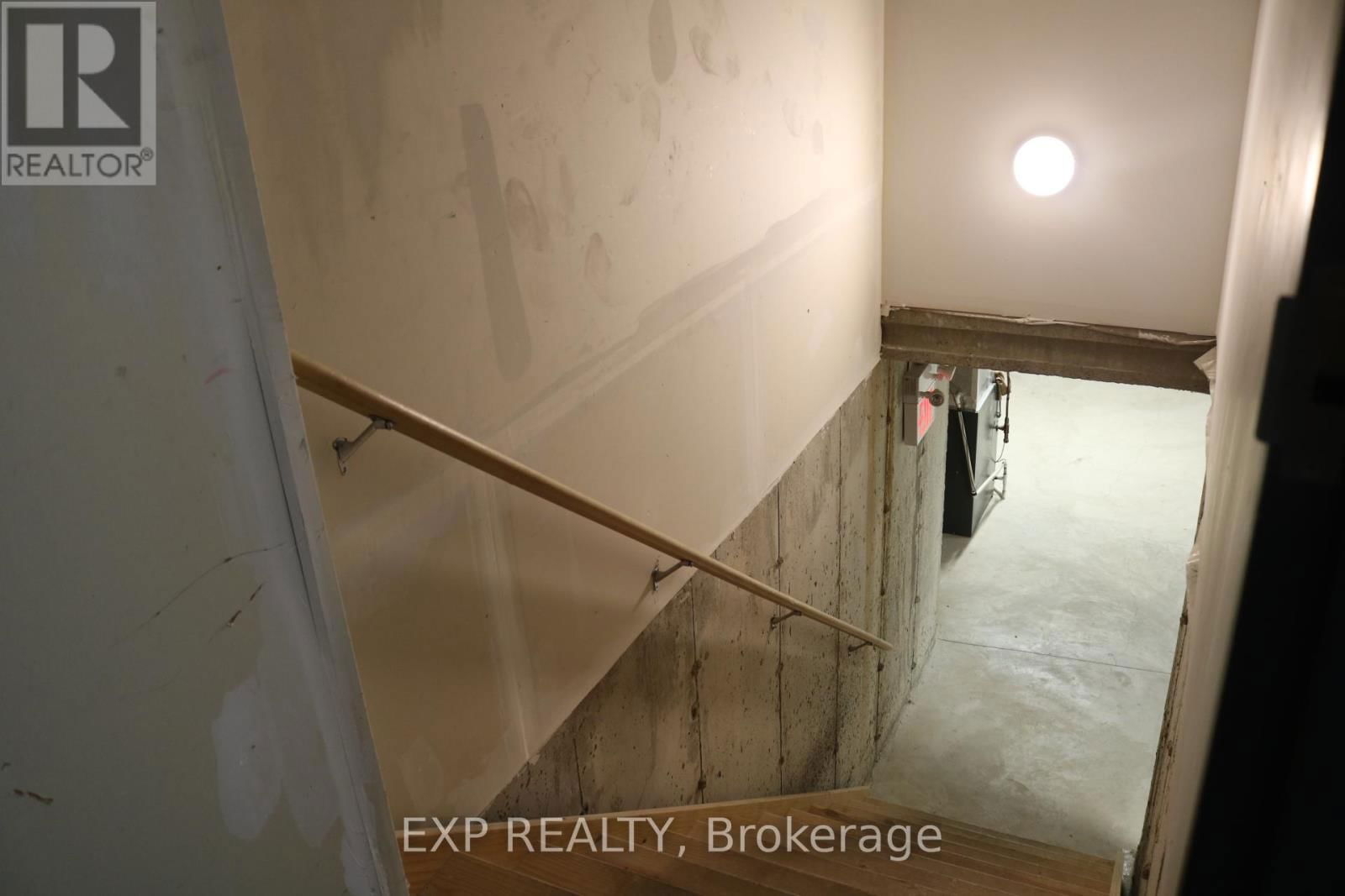 128 KING STREET WEST Image 10