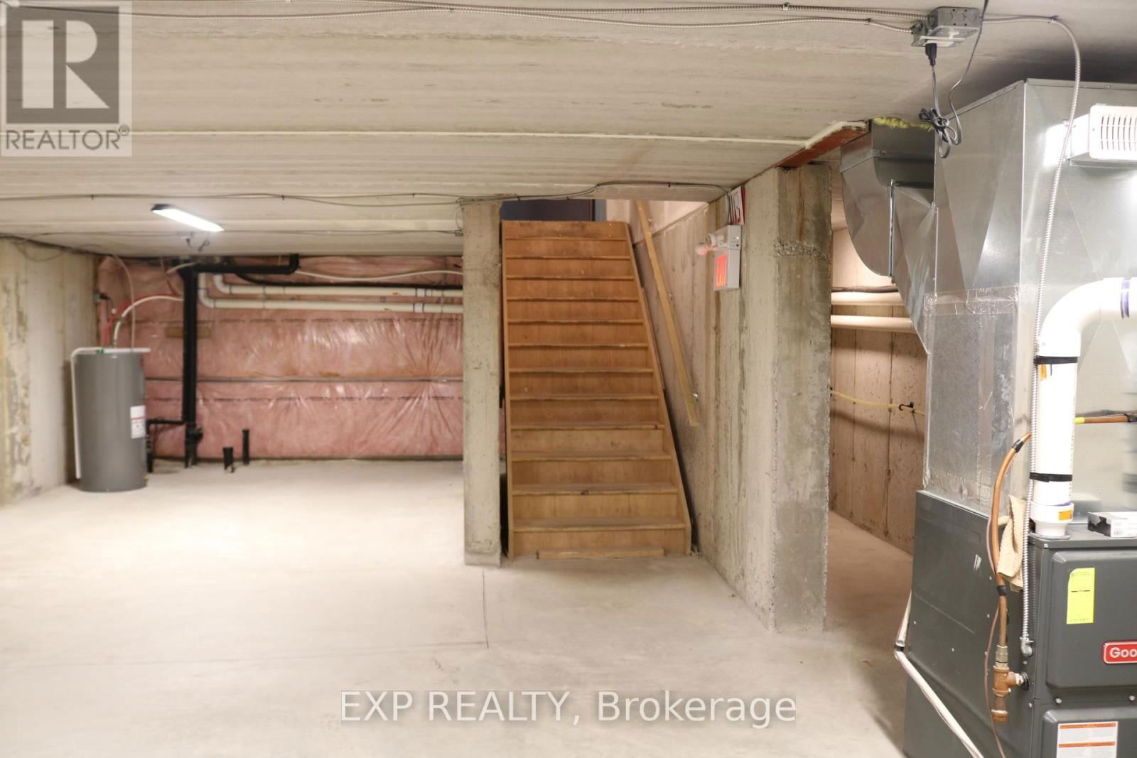128 KING STREET WEST Image 11