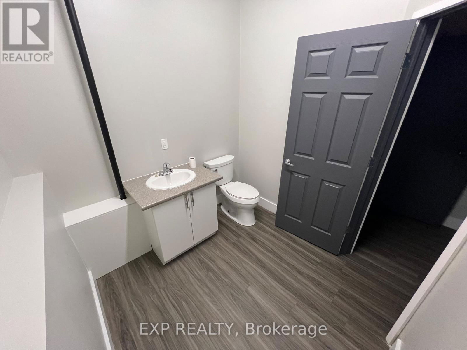128 KING STREET WEST Image 8