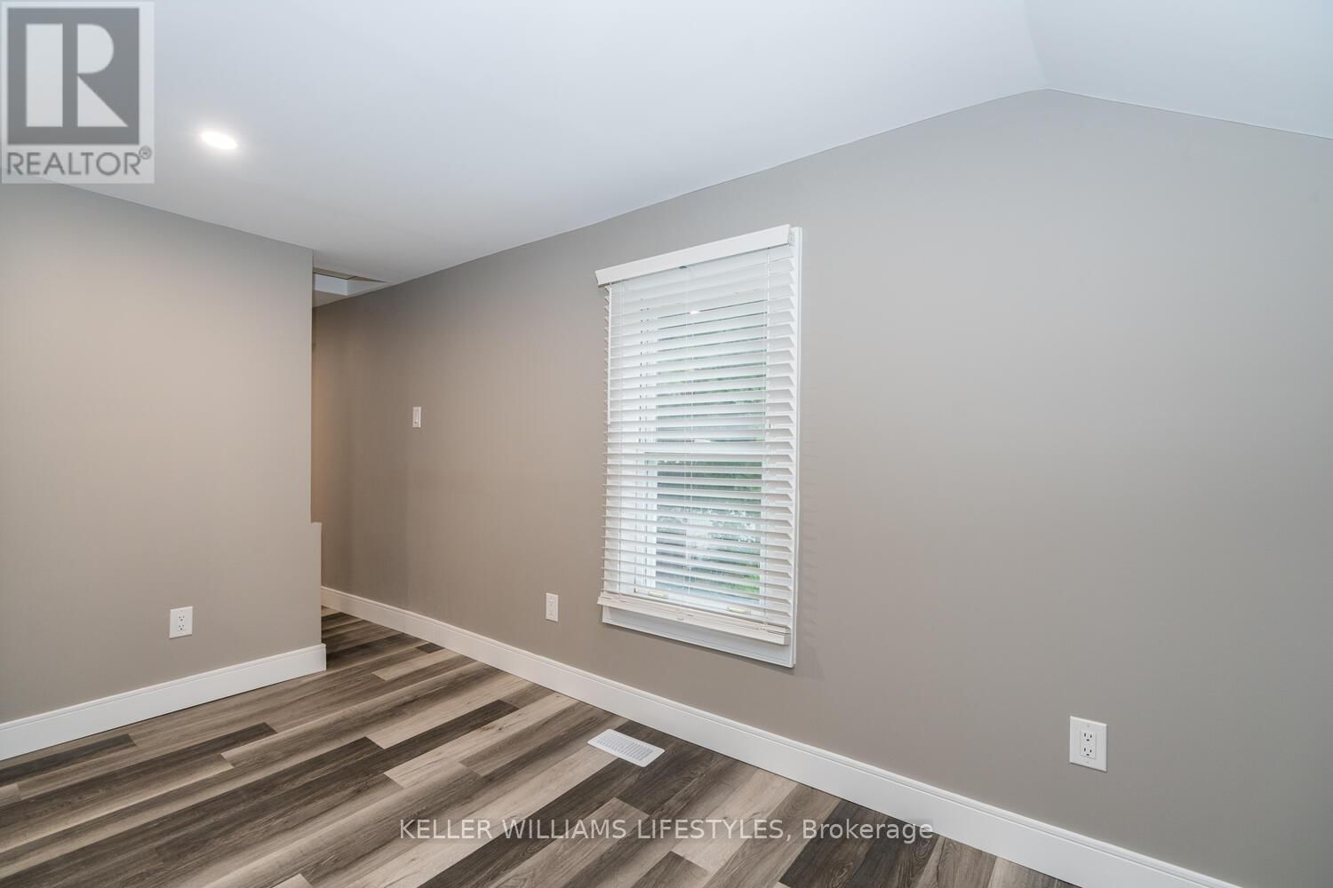 74 STUART STREET Image 22