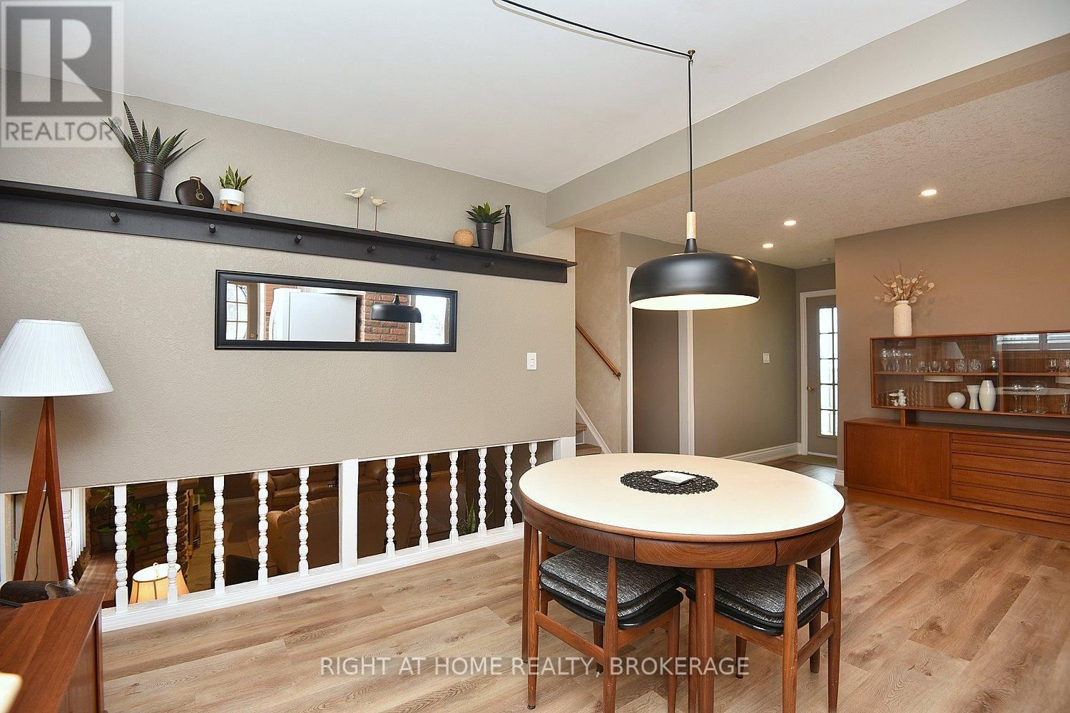 105 BISMARK DRIVE Image 11