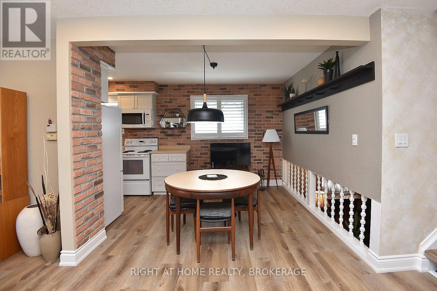 105 BISMARK DRIVE Image 13