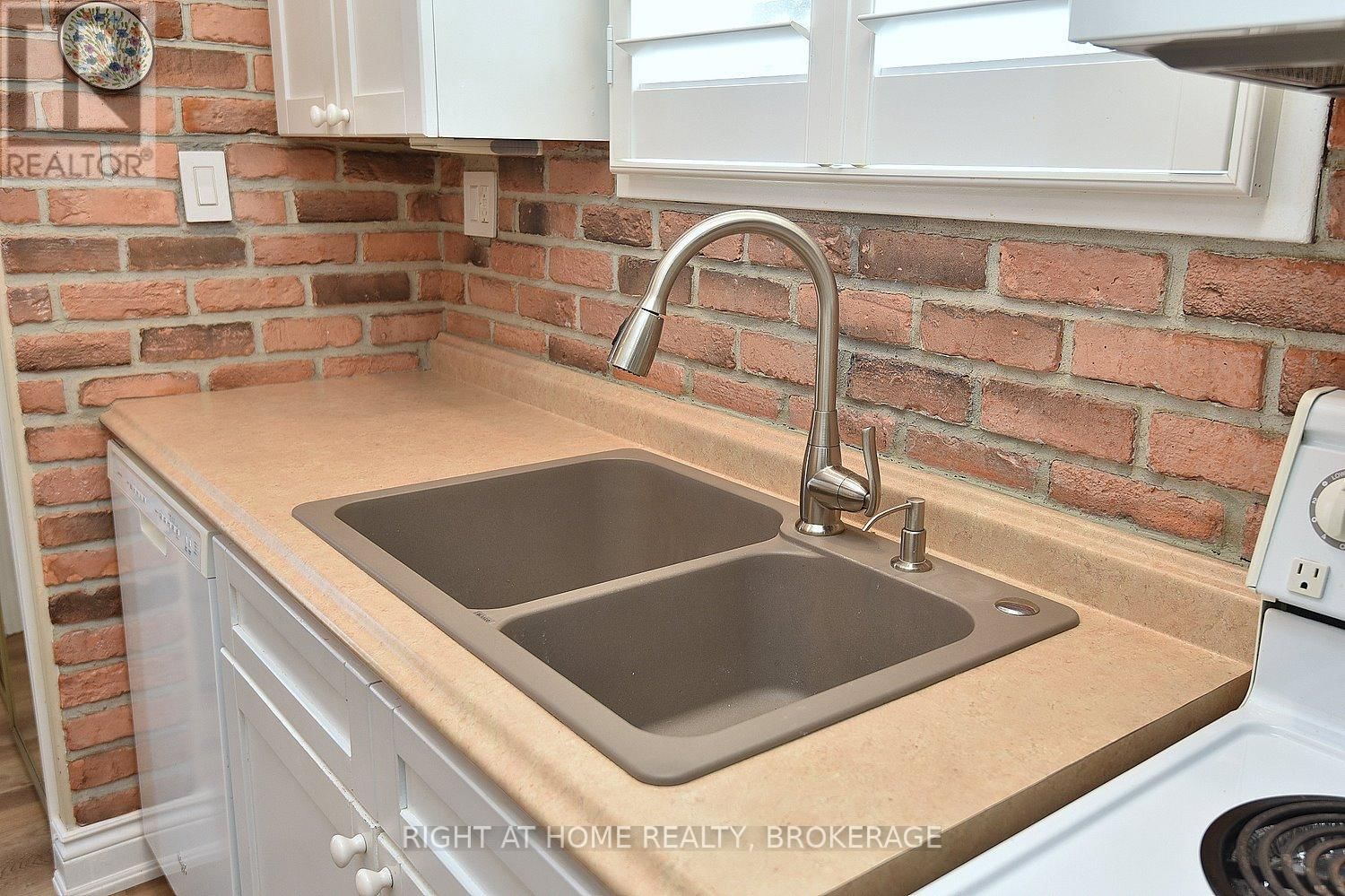 105 BISMARK DRIVE Image 15