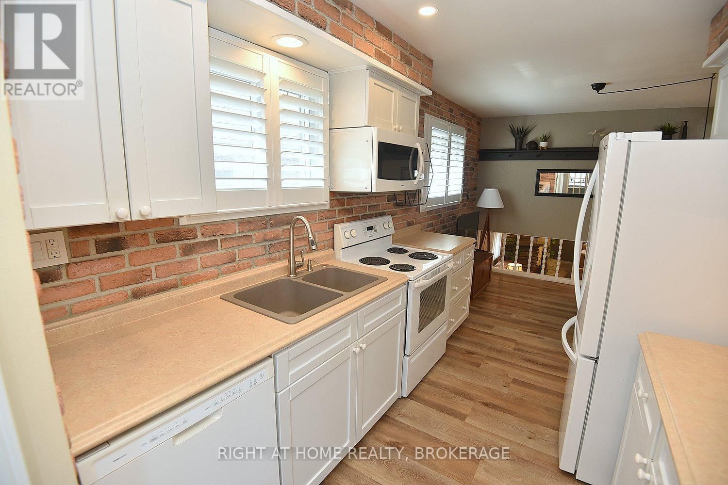 105 BISMARK DRIVE Image 16