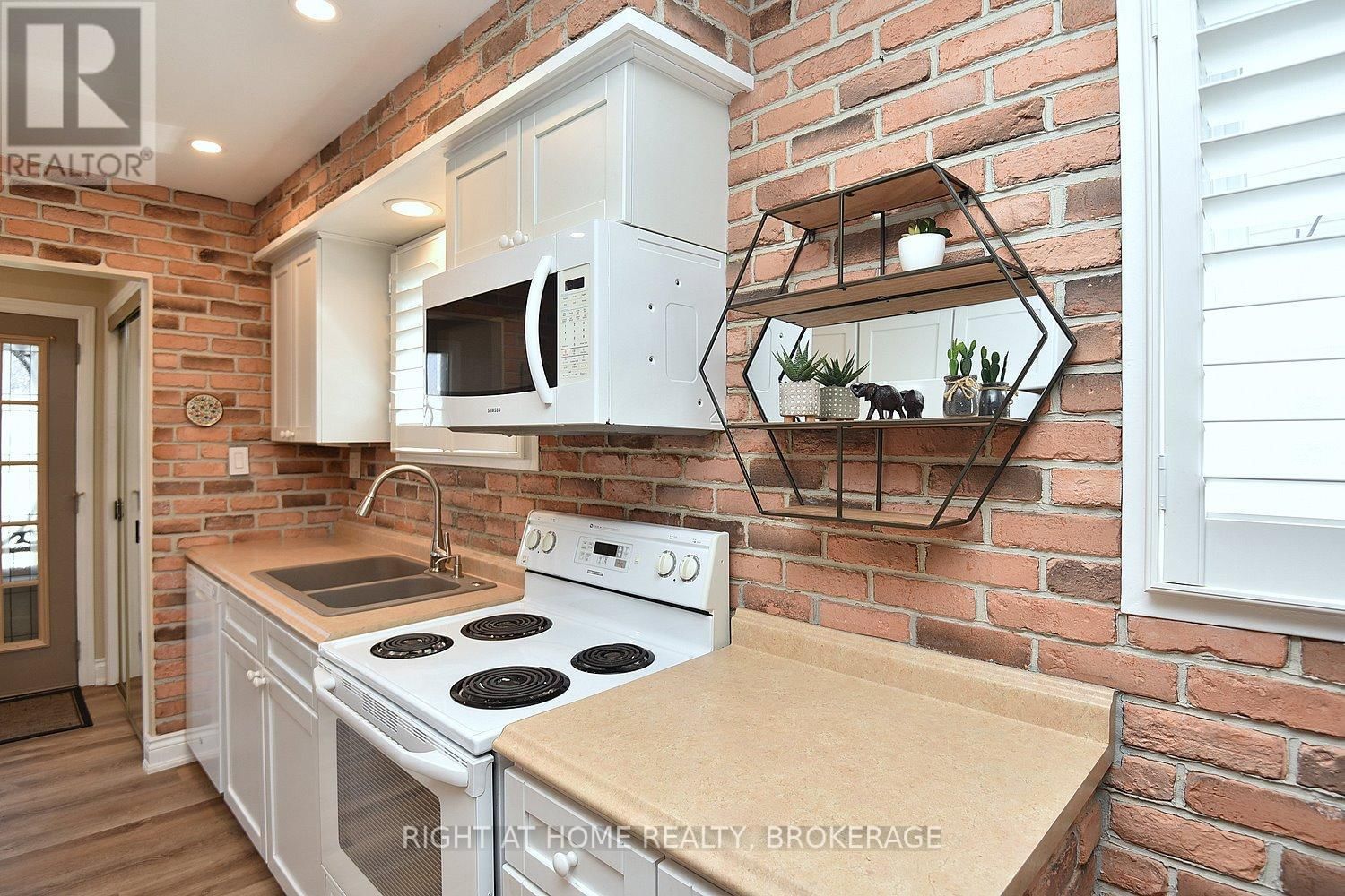 105 BISMARK DRIVE Image 17