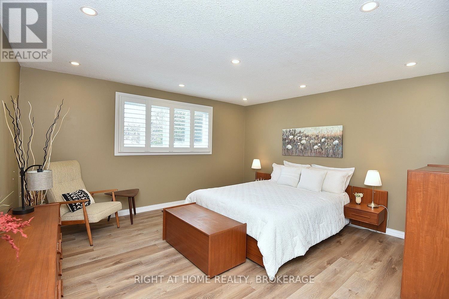 105 BISMARK DRIVE Image 19