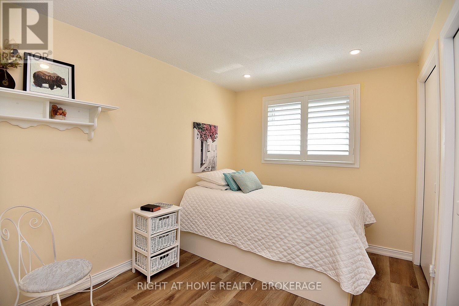 105 BISMARK DRIVE Image 21