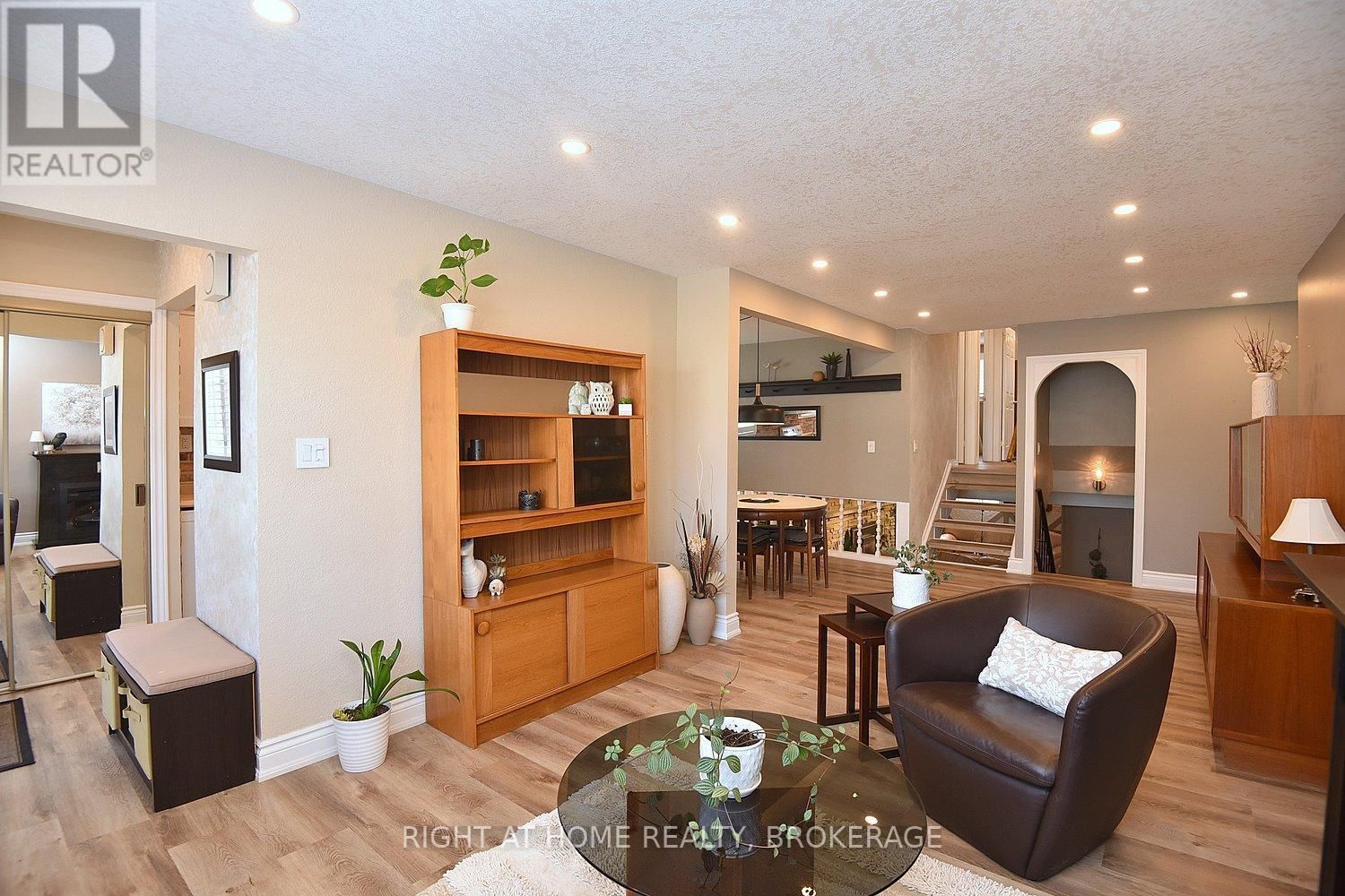105 BISMARK DRIVE Image 7