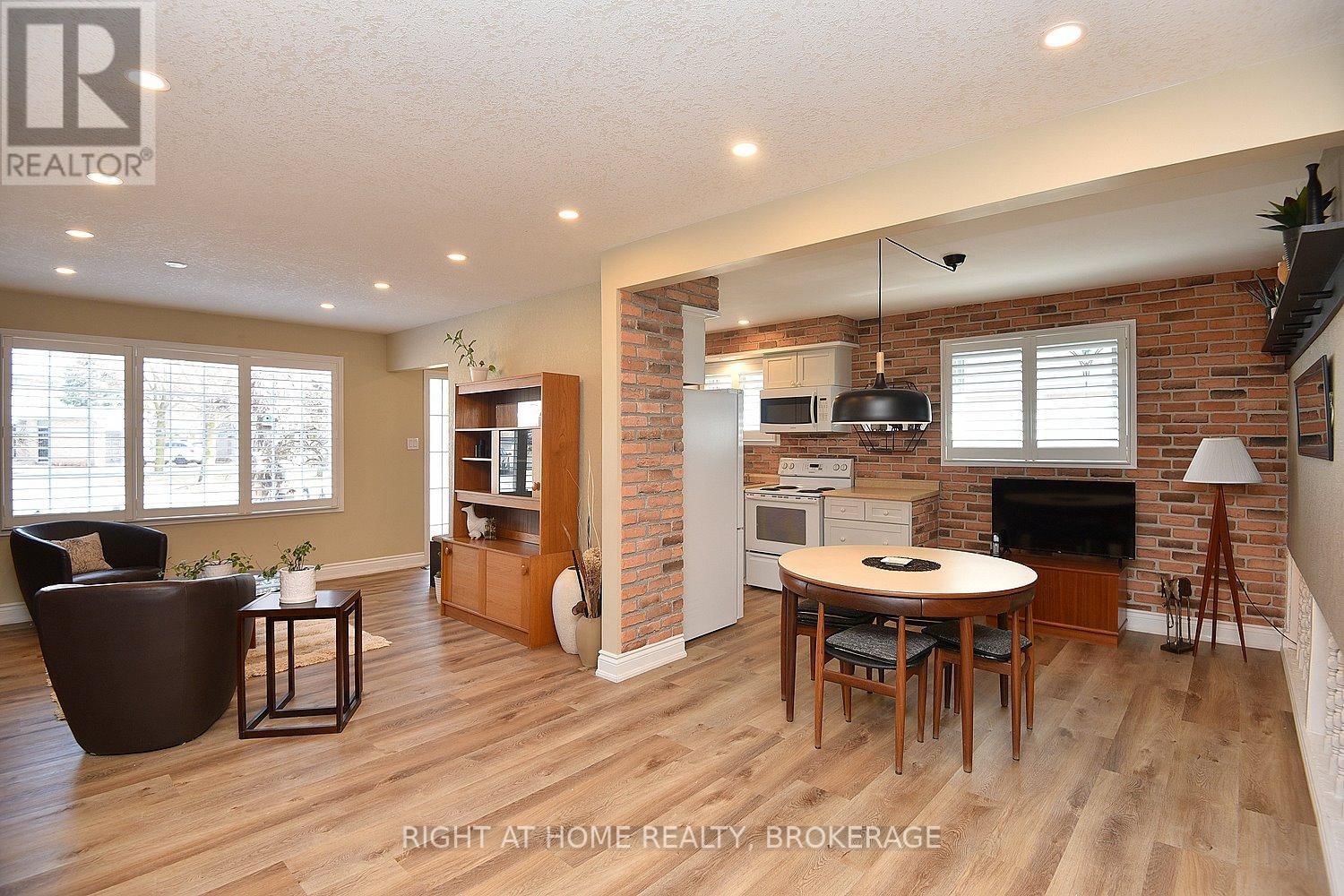 105 BISMARK DRIVE Image 8